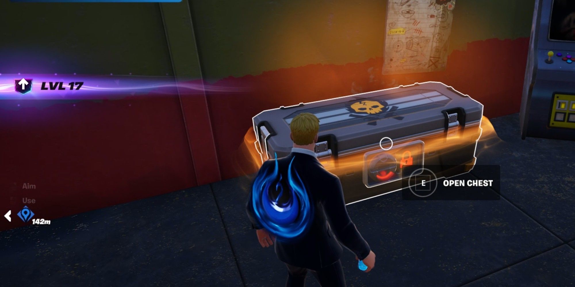 Jogador de Fortnite em frente a um baú Fora da Lei não aberto.