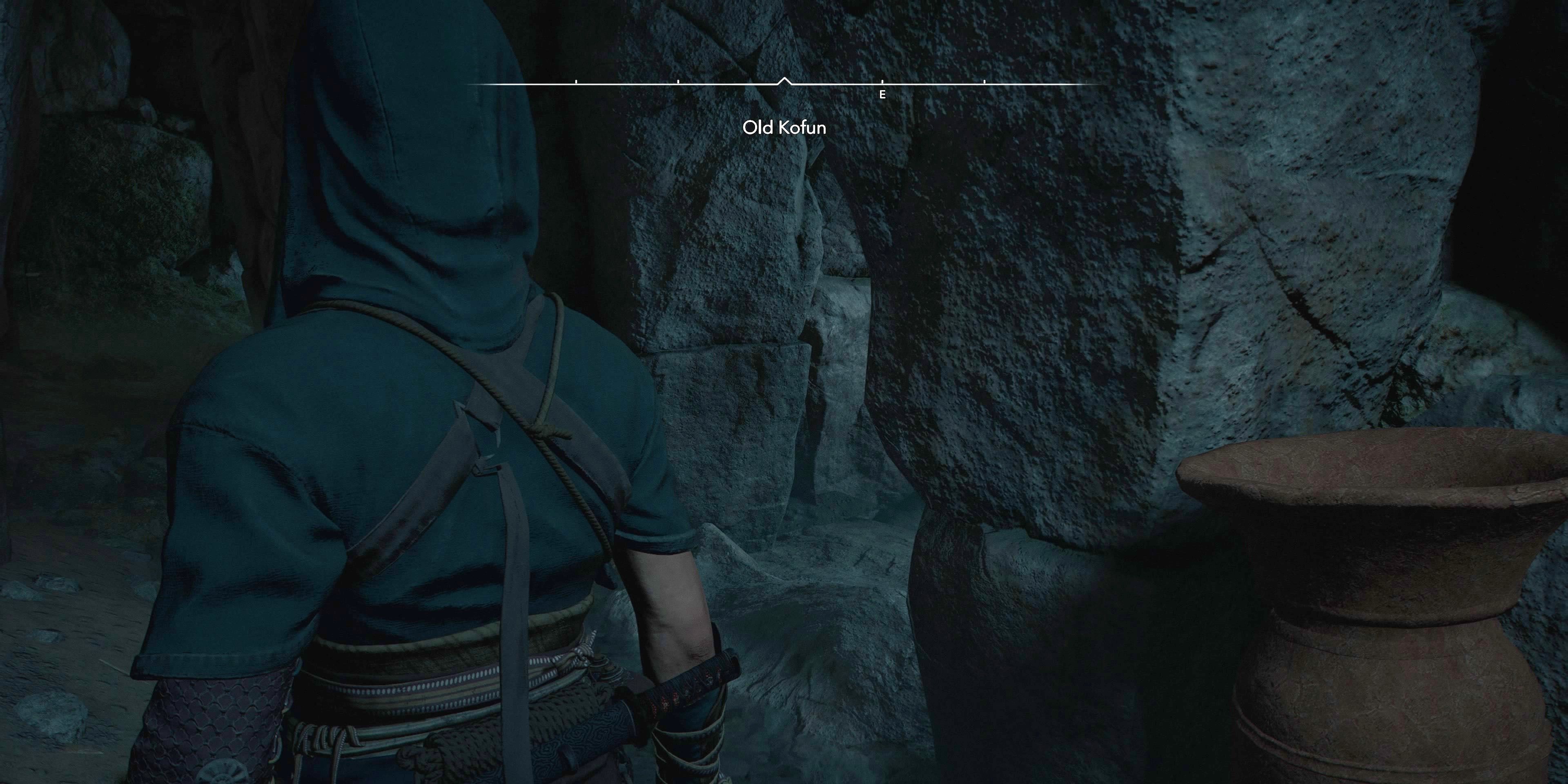 Naoe looking at the side passage in Old Kofun that leads to a chest in Assassin&rsquo;s Creed Shadows