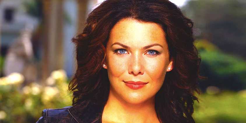 Lauren Graham's Lorelai smiles in a Gilmore Girls promo photo