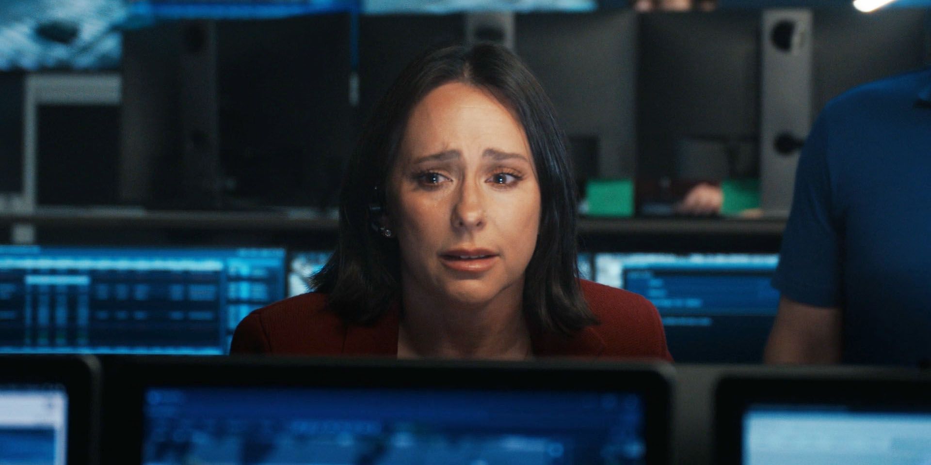 Maddie, looking distressed, on the phone in 9-1-1