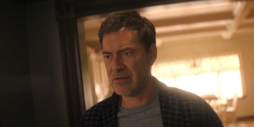 Mark Duplass as Michael Barnett in Good American Family episode 2