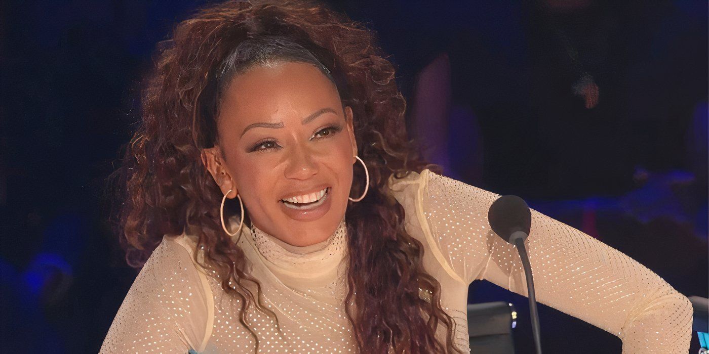 Mel B In America's Got Talent riendo con top blanco
