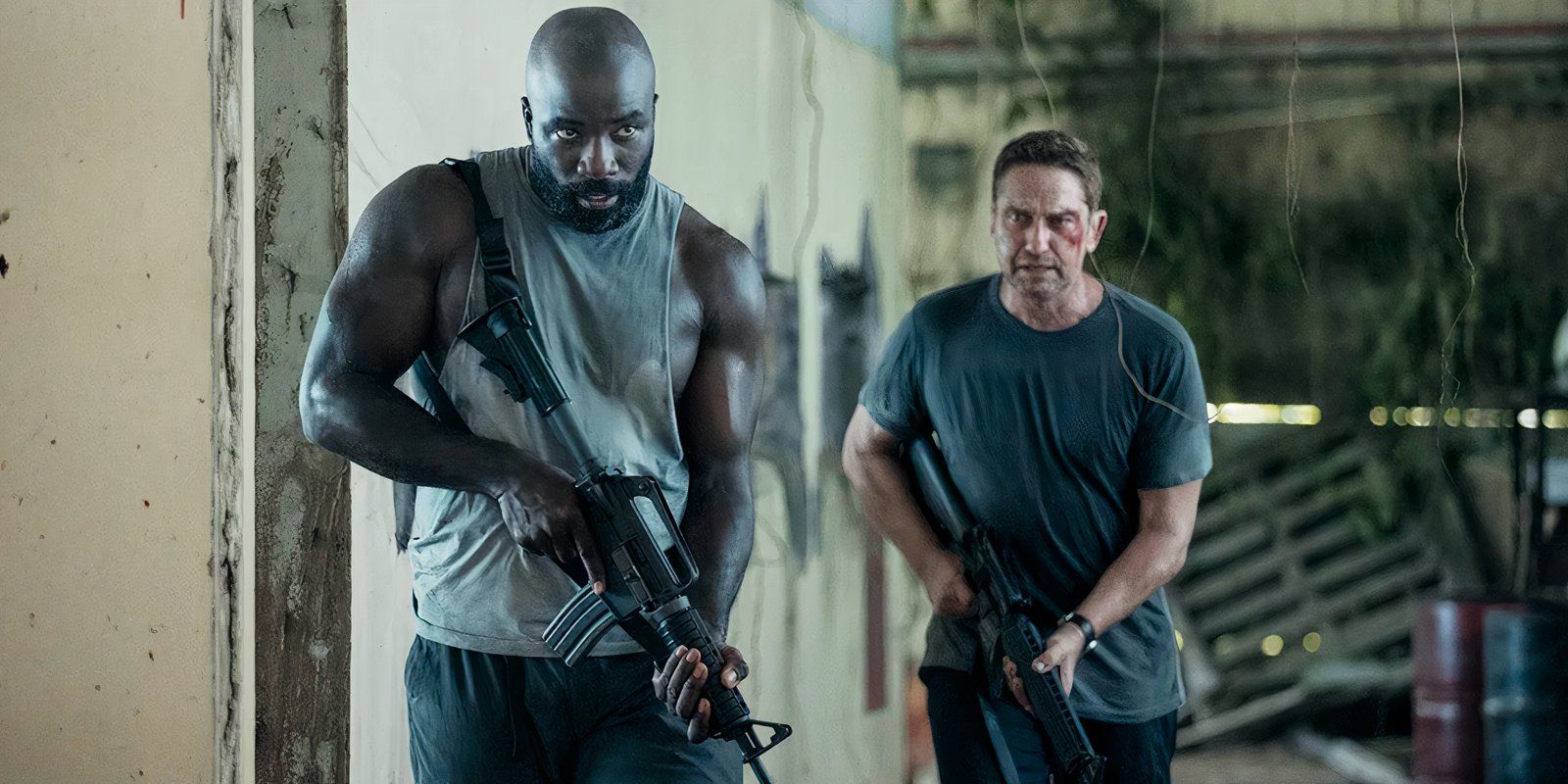 Mike Colter as Louis Gaspare and Gerard Butler as Brodie Torrance holding guns in Plane