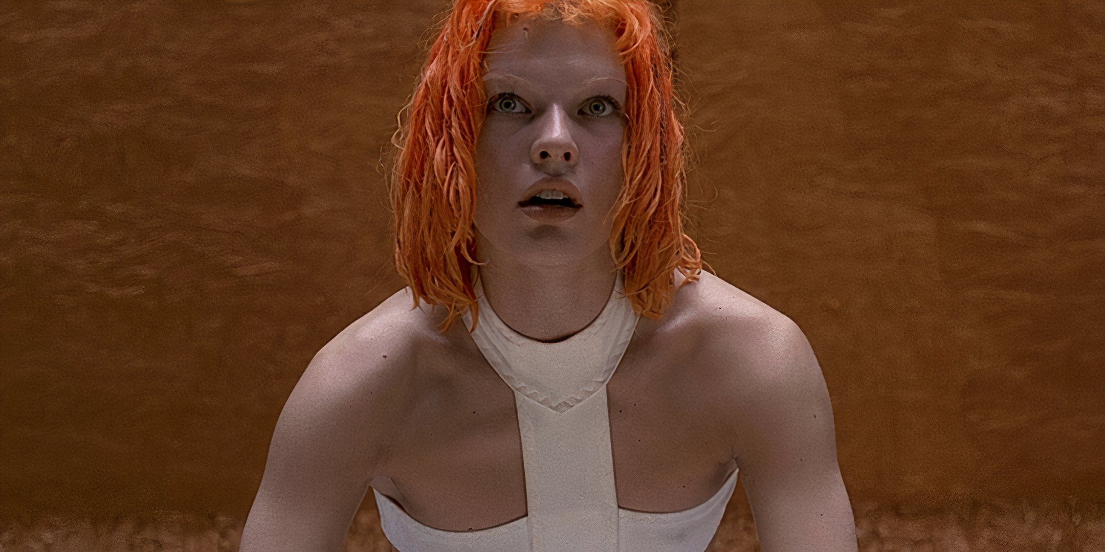 Milla Jovovich inside a glᴀss cage as Leeloo in The Fifth Element