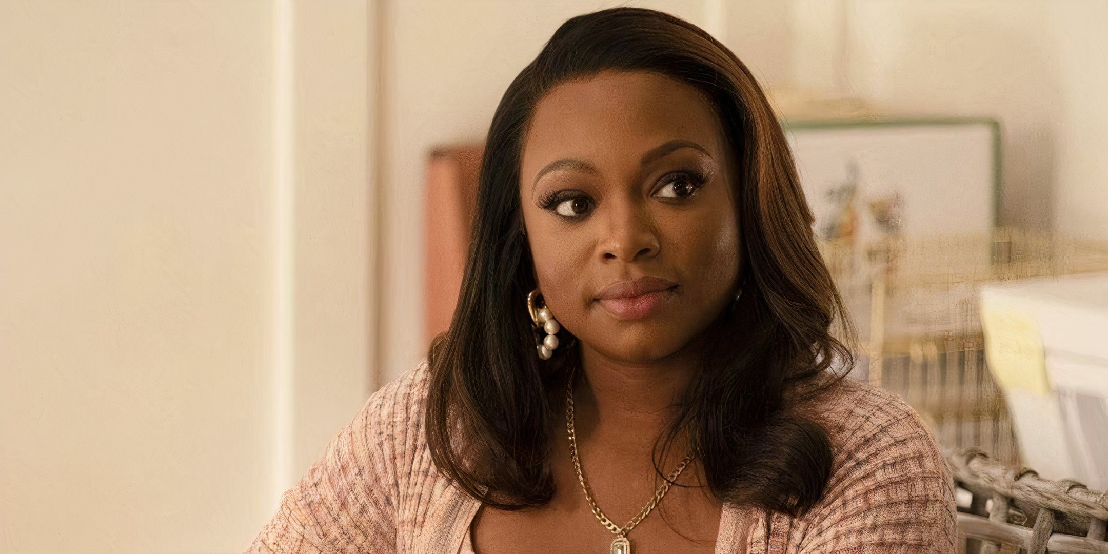 Naturi Naughton looks to the side of the sloping slightly head. 