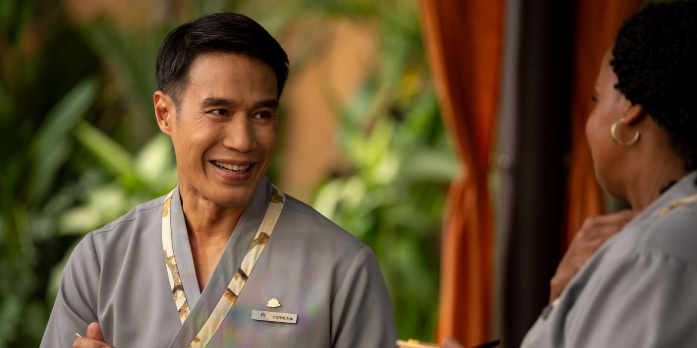 Pornchai (Dom Hetrakul) talking to Belinda (Natasha Rothwell) in The White Lotus season 3 episode 4.