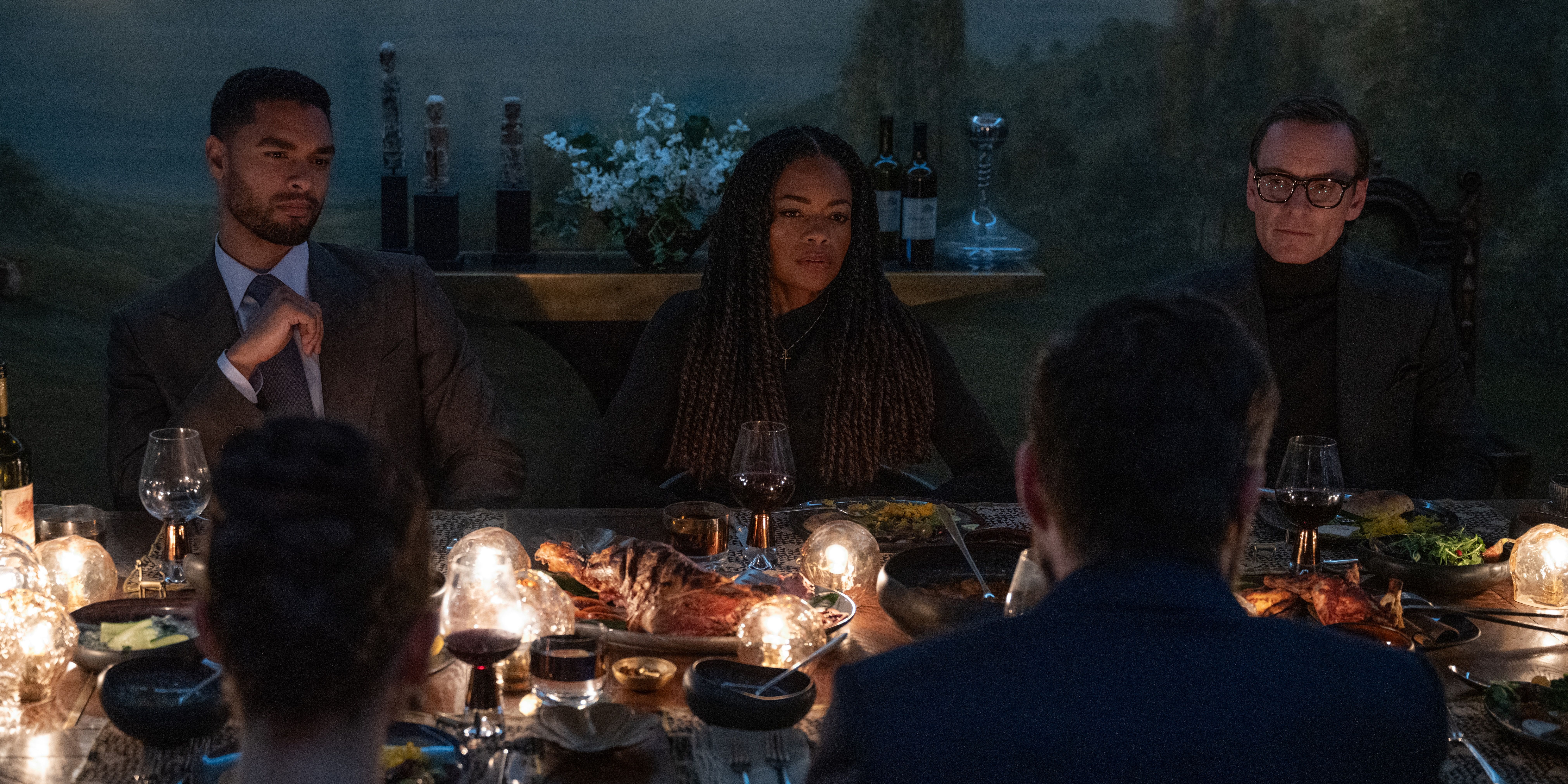 Rege-Jean Page, Naomie Harris, and Michael Fᴀssbender sit at the dining table in Black Bag