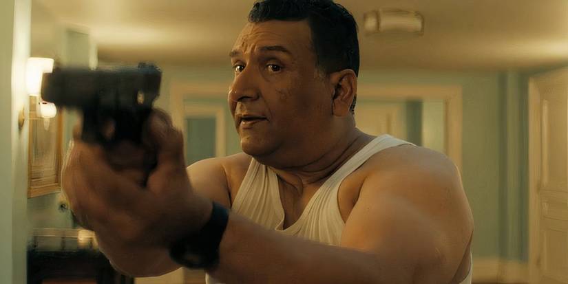 Roberto Montesinos as Villanueva in Reacher pointing a gun.