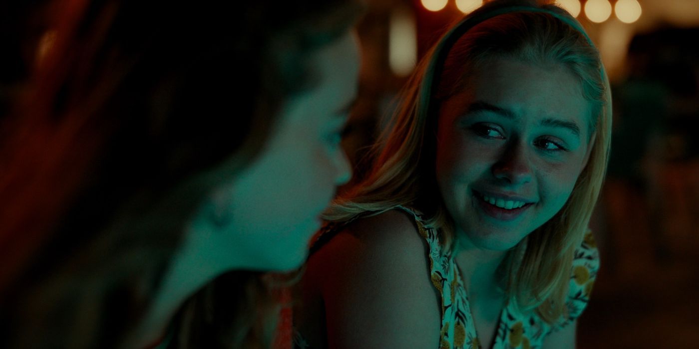 Sara (Alma Gunther) and Charlie (Jenny Evensen) talking to each other by the pool in La Palma.