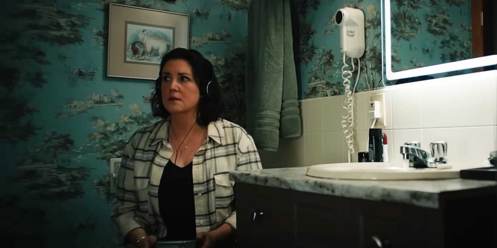 Shauna listening to a tape recording in the bathroom in Yellowjackets season 3 episode 6