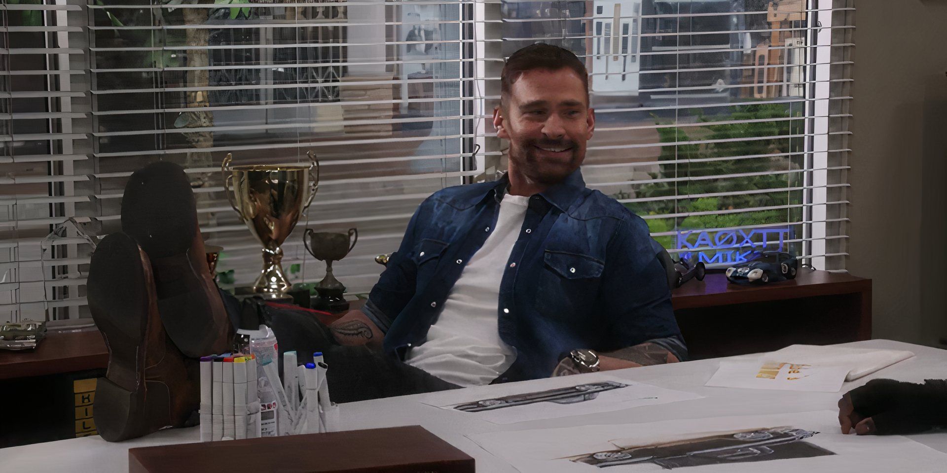 Seann William Scott as Gabe in Shifting Gears