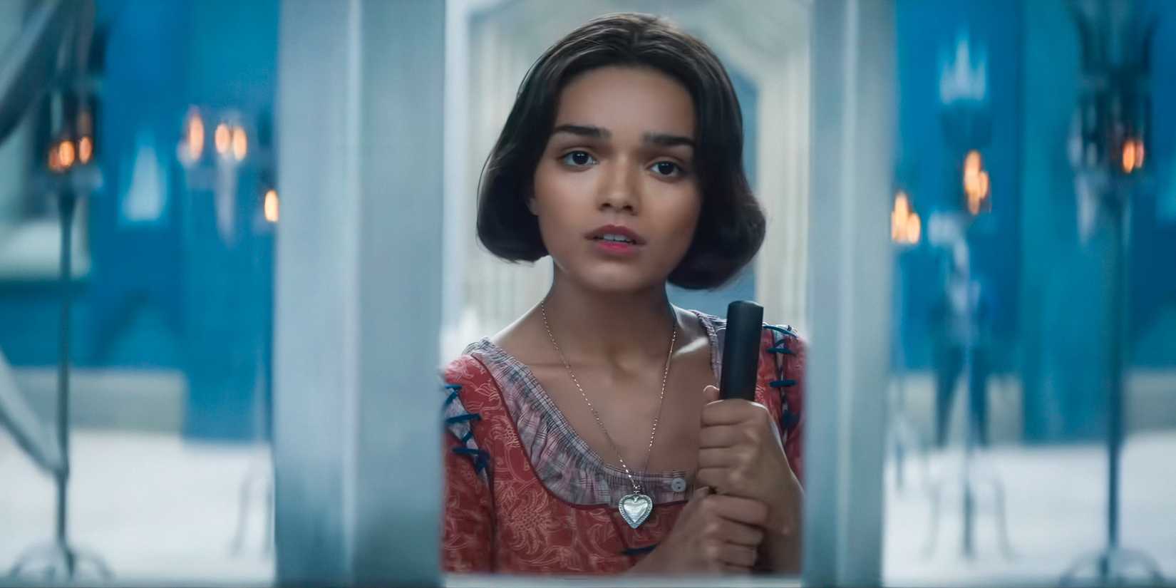 Rachel Zegler as Snow White looks into a mirror in Snow White 2025