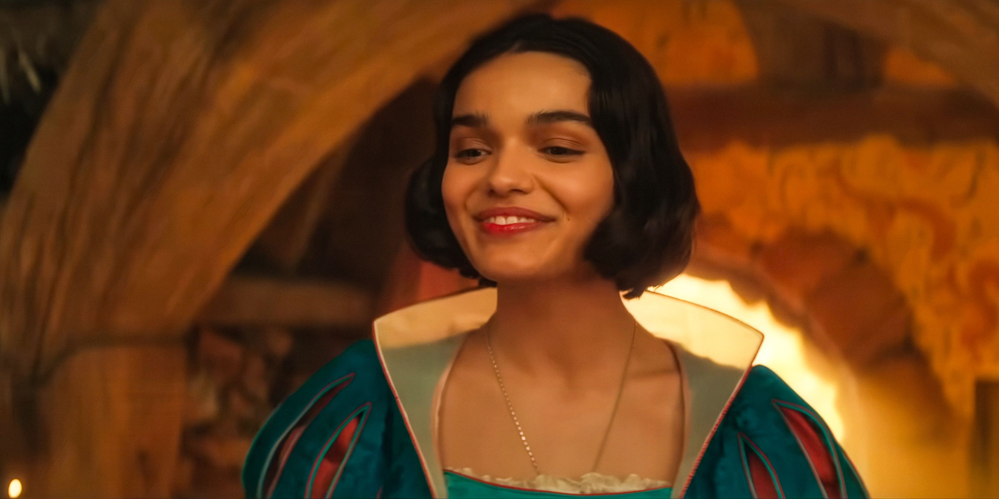 Snow White (Rachel Zegler) smiling kindly in Snow White (2025)