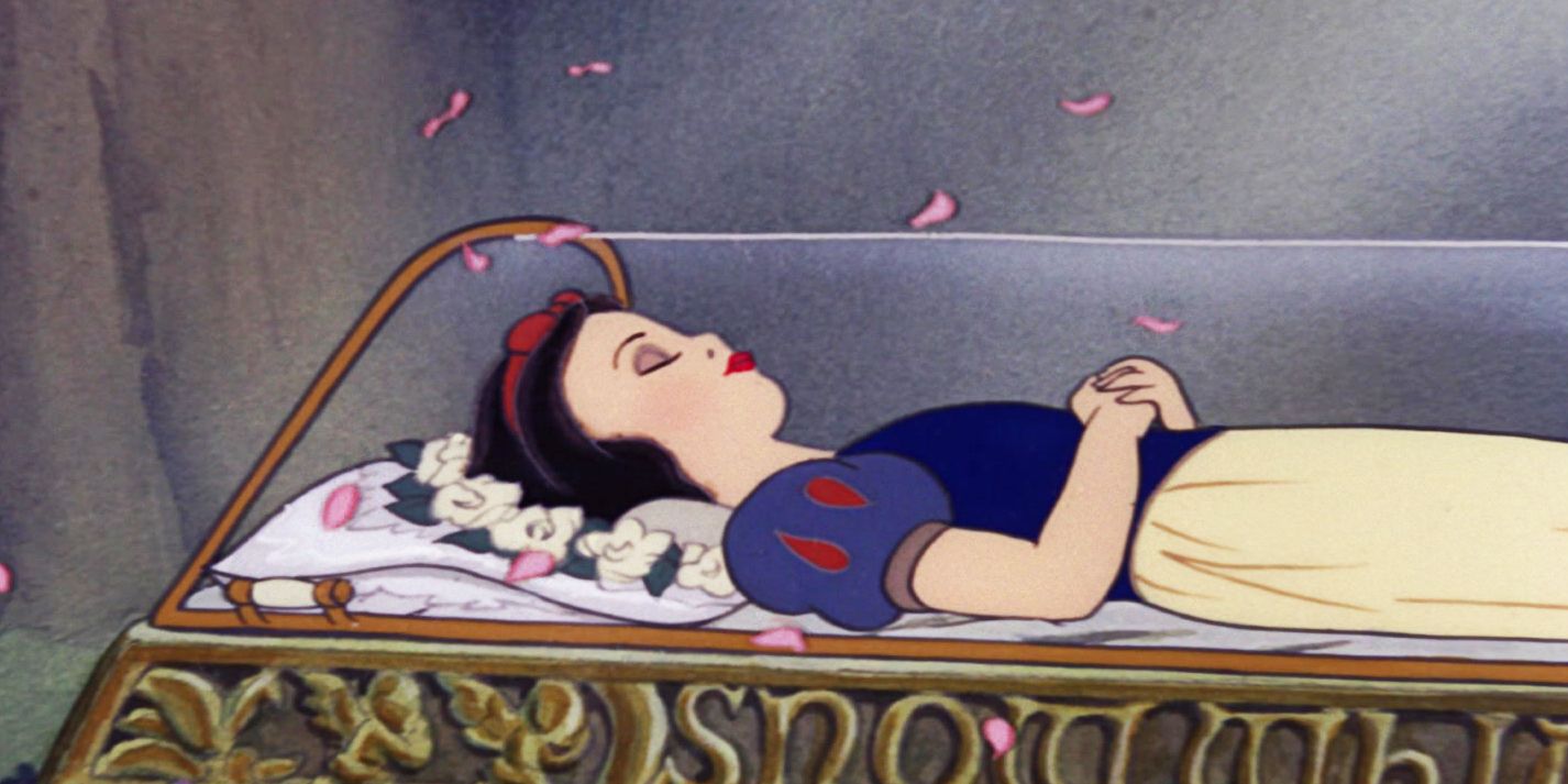 Snow White and the Seven Dwarfs Snow White inside the glᴀss coffin