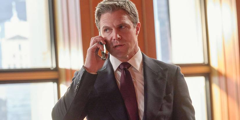 Stephen Amell as Ted Black on the phone in Suits LA