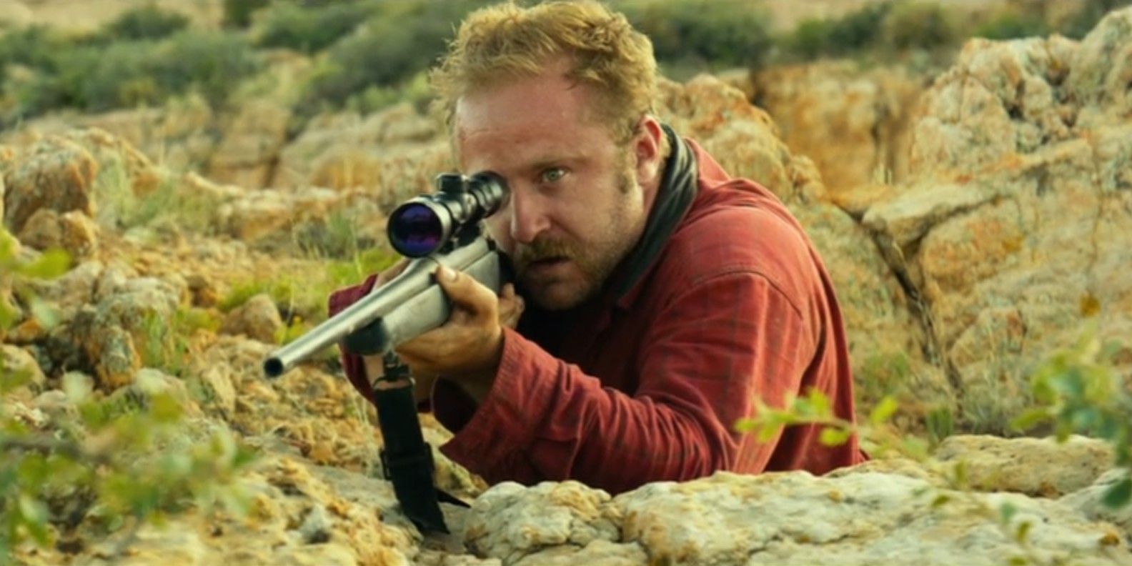 Tanner Howard (Ben Foster) looking crazed through the scope of a sniper rifle in Hell or High Water