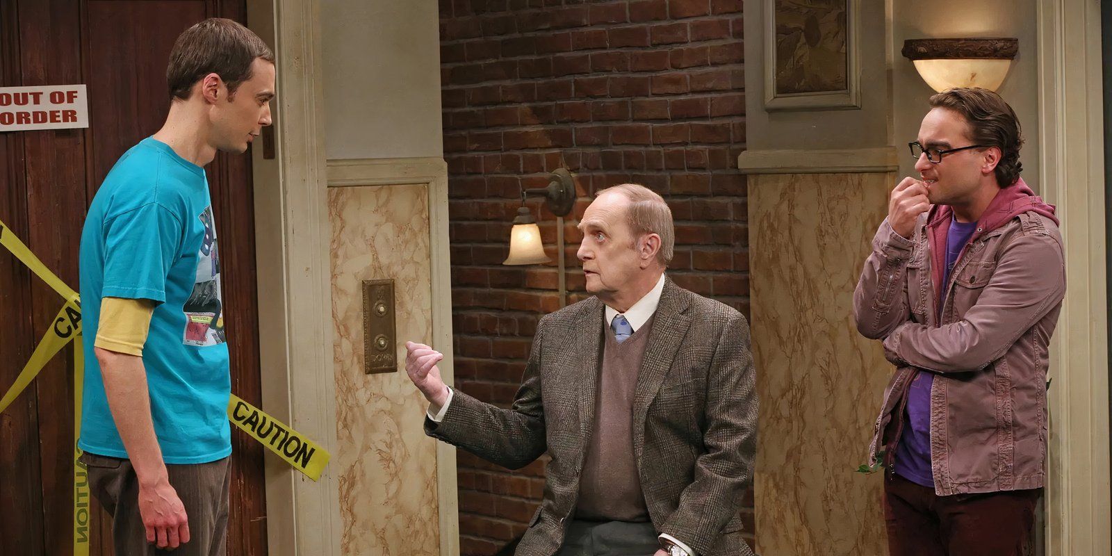 Jim Parsons nei panni di Sheldon Cooper con Johnny Galecki e Bob Newhart