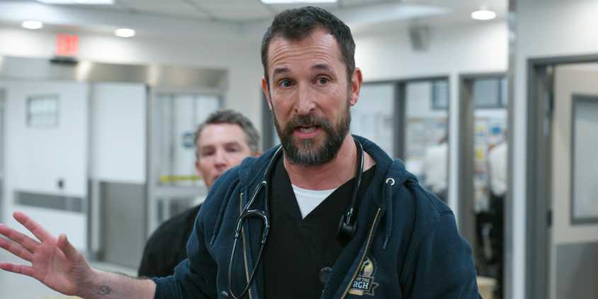 Dr. Robi (Noah Wyle) giving instructions to the medical staff in The Pitt Season 1 Ep 12