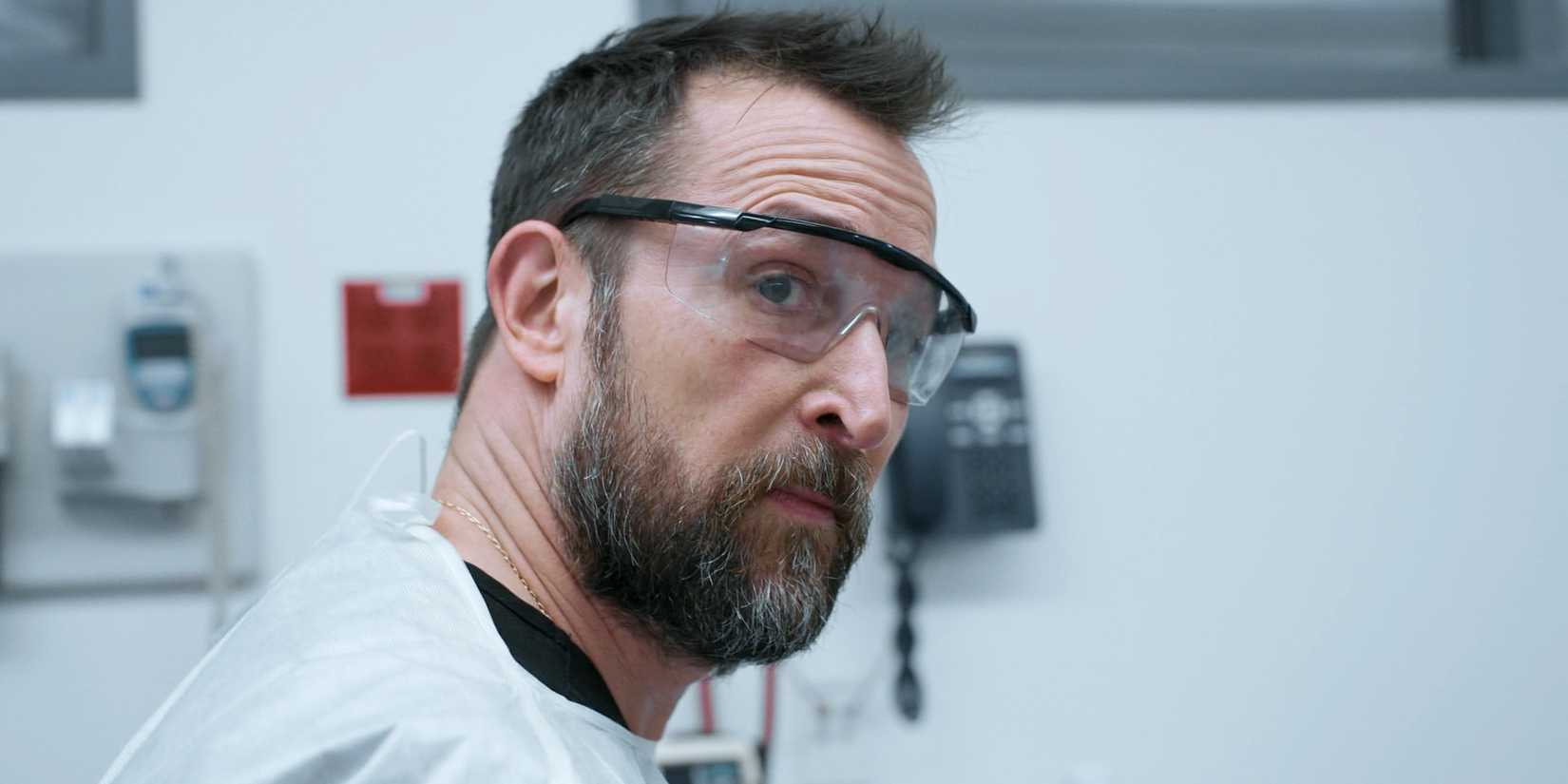 Dr. Robby (Noah Wyle) glancing sideways in The Pitt Season 1 Ep 12
