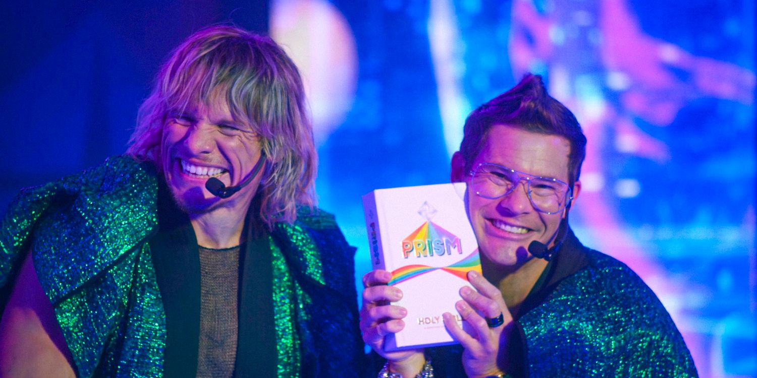 Keefe Chambers (Tony Cavalero) y Kelvin (Adam Devine) presentando las Biblias de Prism en las justas Gemstones Temporada 4 EP 2