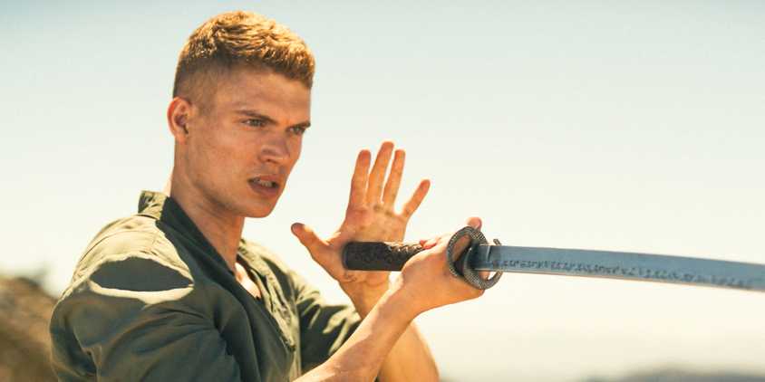 Rand al'Thor (Josha Stradowski) training with his katana in The Wheel of Time Season 3 Ep 2