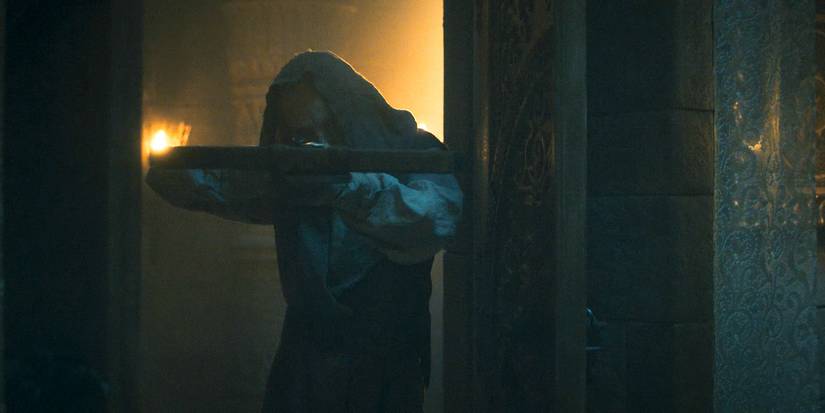 A mysterious man aiming a harpoon in The Wheel of Time Season 3 Ep 3