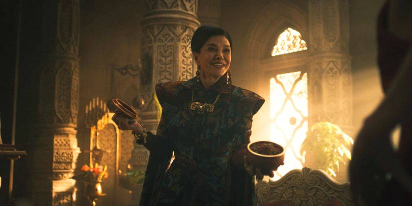 Elaida do Avriny a'Roihan (Shohreh Aghdashloo) offers gifts in The Wheel of Time Season 3 Ep 3