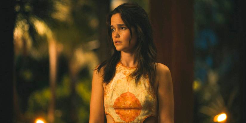 Piper (Sarah Catherine Hook) looking worried in The White Lotus Season 3 Ep 5