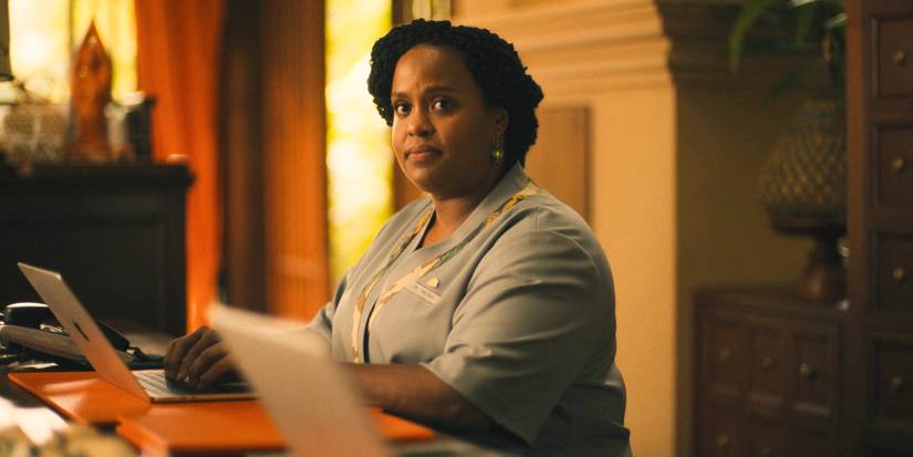 Belinda (Natasha Rothwell) working on her laptop in The White Lotus Season 3 Episode 6