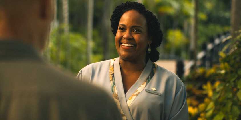 Belinda (Natasha Rothwell) nervously smiling at Greg/Gary in The White Lotus Season 3 Episode 6