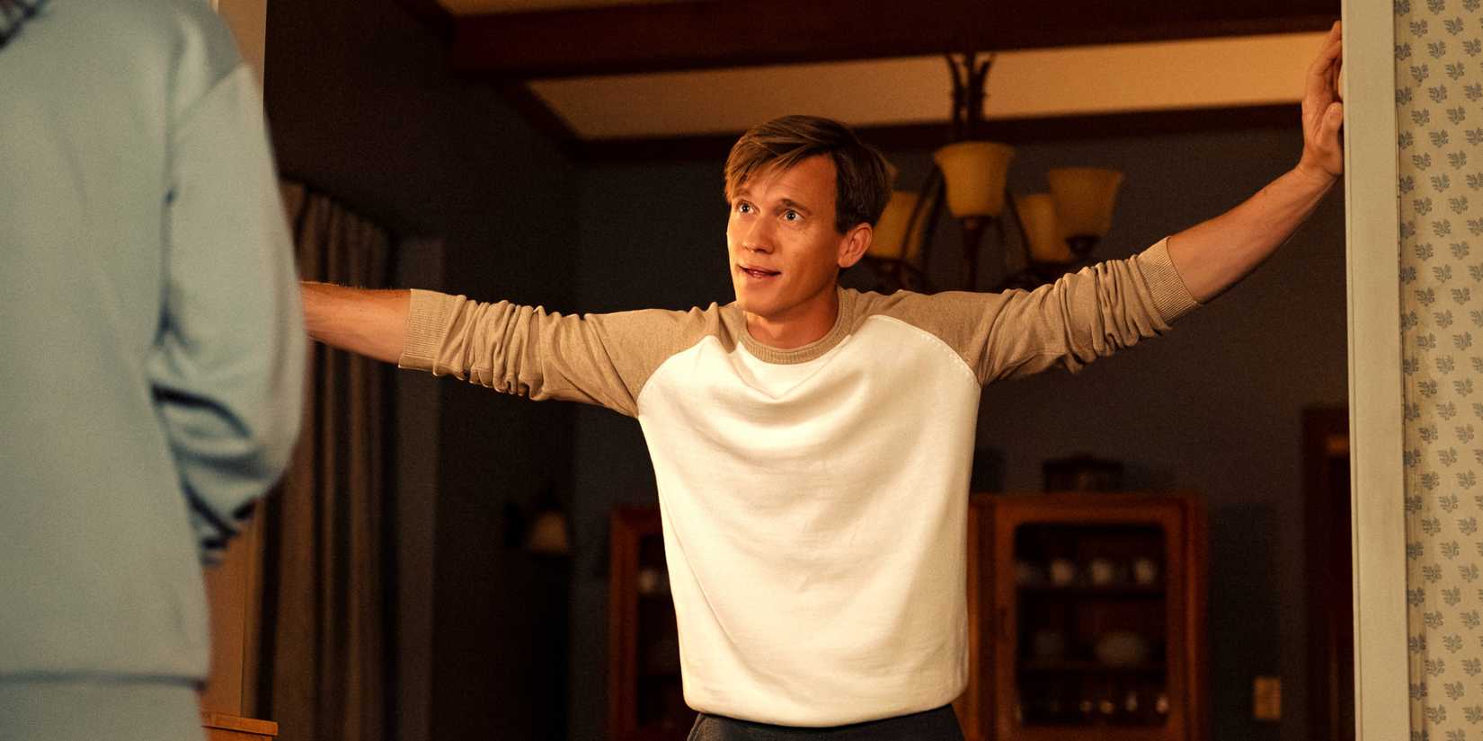 Warren Kole as Jeff standing in a doorway in Yellowjackets season 3 episode 1