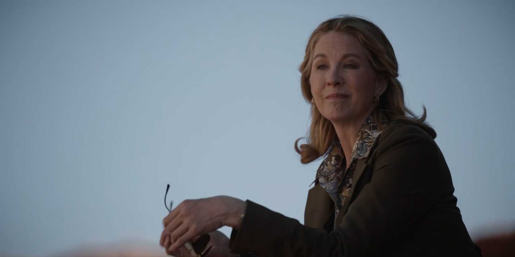 Special Agent Sylvia Washington (Jenna Elfman) holding a pair of sunglasses in Dark Winds season 3, episode 3