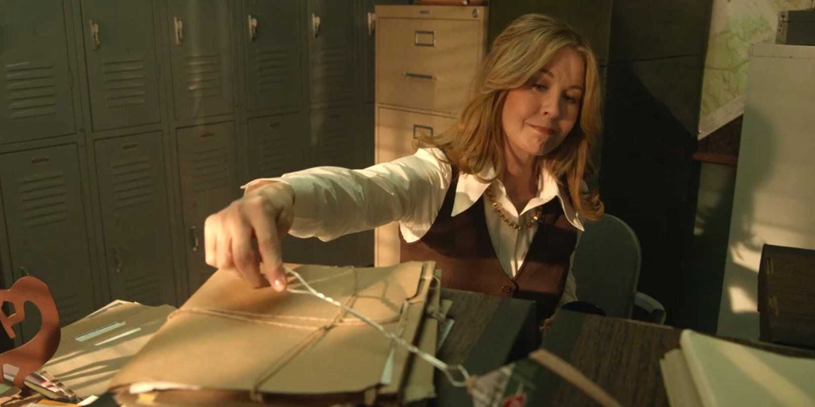 Special Agent Sylvia Washington (Jenna Elfman) swatting a fly in Dark Winds season 3, episode 1