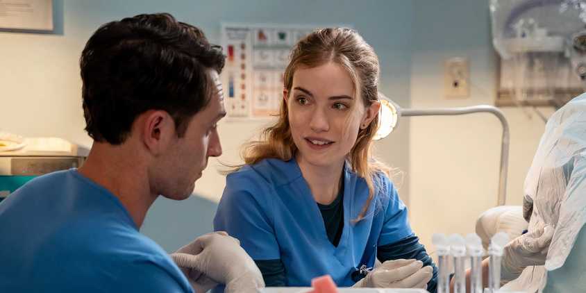 Willa Fitzgerald talking to someone in Pulse