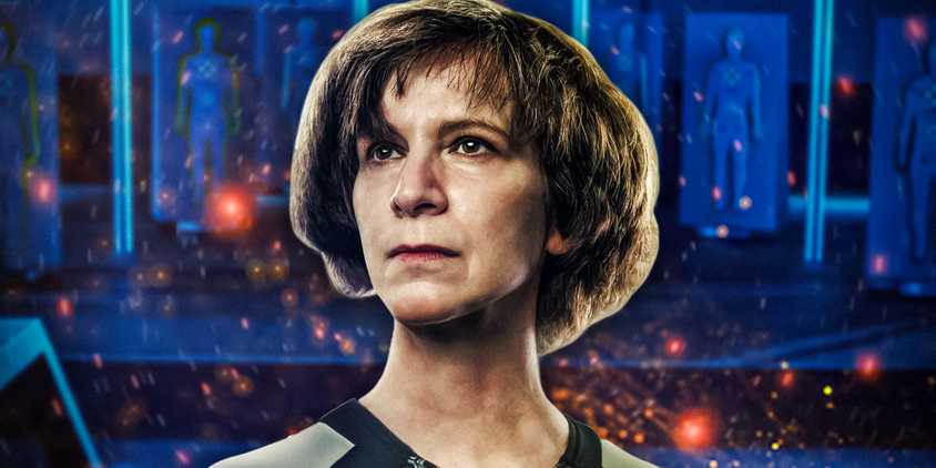 Amanda Plummer as Wiress looking serious in The Hunger Games: Catching Fire and the training dummies as the background