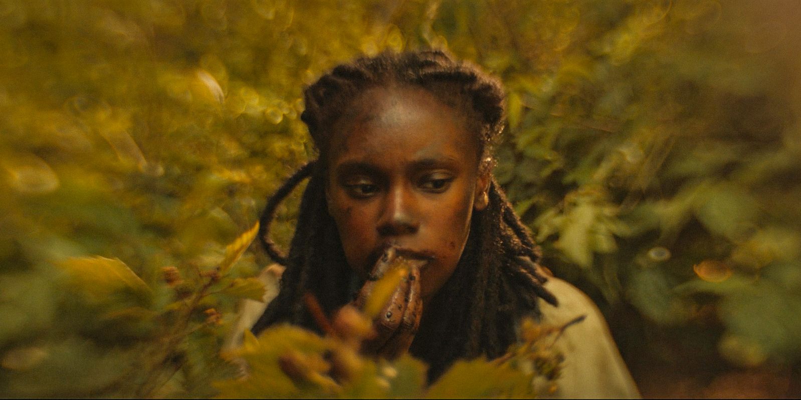 Teen Akilah (Nia Sondaya) eating blackberries in Yellowjackets Season 3 Ep 3