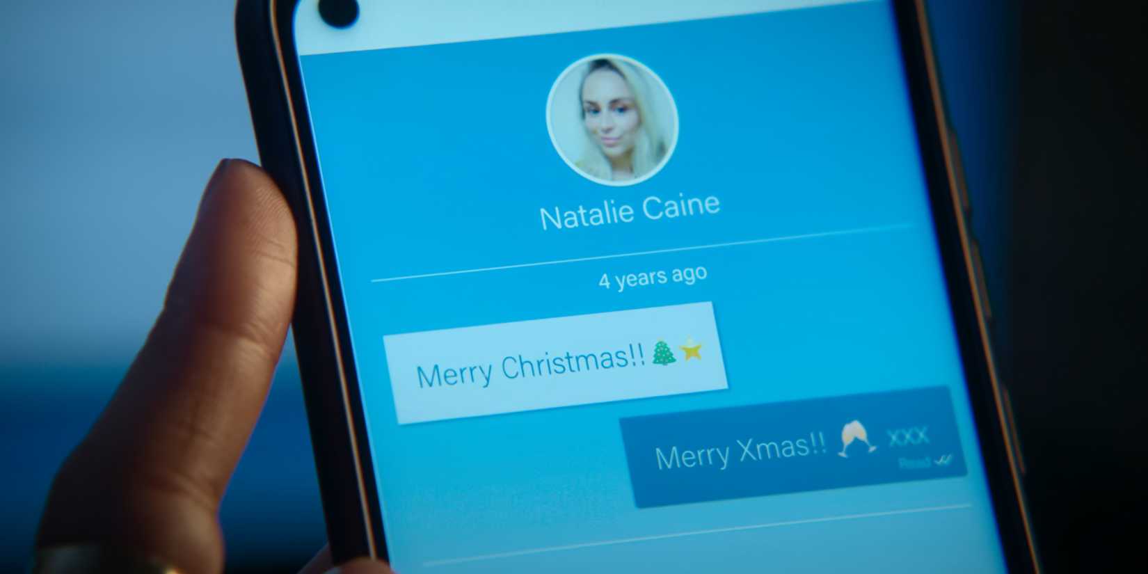 A text message between Maria and Natalia wishing each other a Merry Christmas in Black Mirror Bete Noire