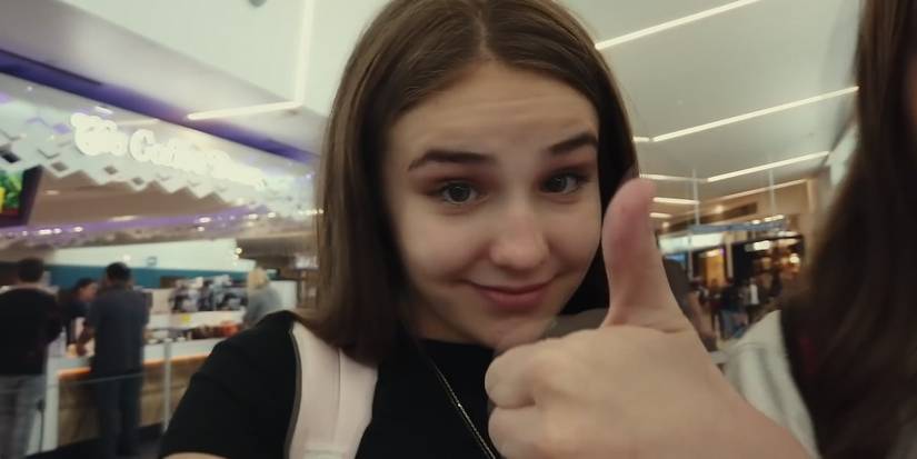 Piper Rockelle holding a thumbs up to the camera