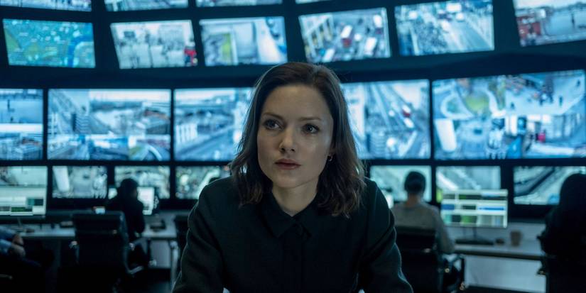 Rachel Cary (Holliday Grainger) in front of screens in The Capture