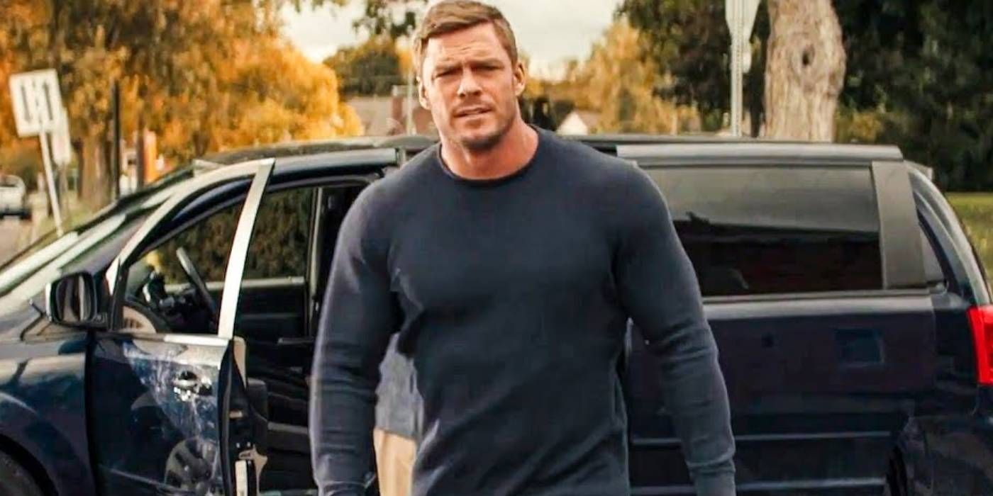 Alan Ritchson as Reacher walking away from van with shattered glᴀss