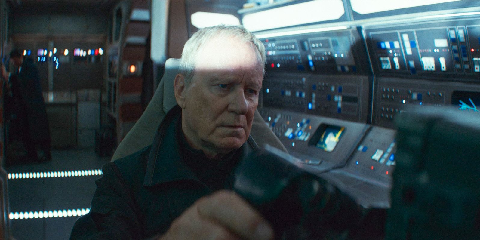 Luthen Rael (Stellan Skarsgård) pilotando un barco en Andor Temporada 2 Episodio 6