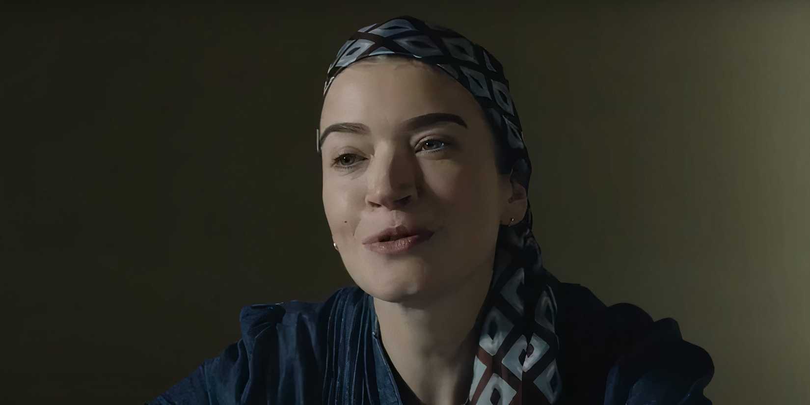 Anna Bederke as Kate speaking in That They May Face the Rising Sun