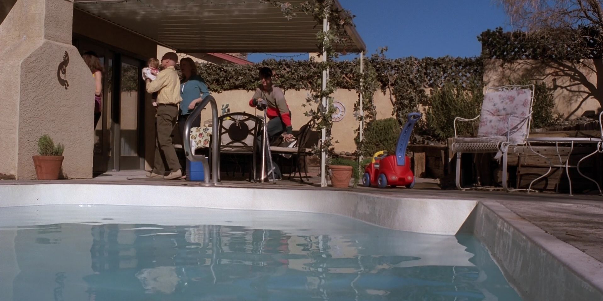 Family by poolside in Breaking Bad