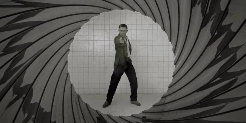 Daniel Craig as James Bond in Casino Royale opening тιтles