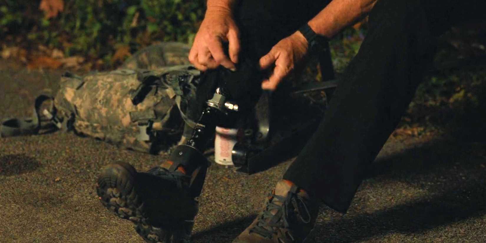 Dr Abbot takes off his prosthetic leg in The Pitt season 1 finale