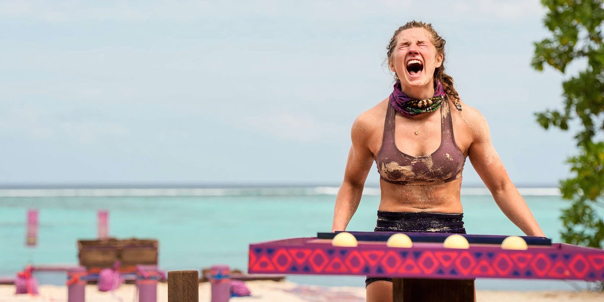 Eva Erickson de Survivor 48 grita después de terminar un desafío en la playa.