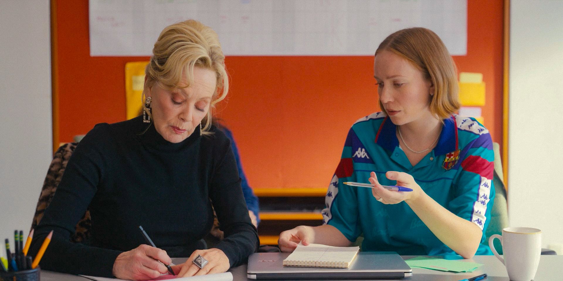 Deborah Vance (Jean Smart) and Ava Daniels (Hannah Einbinder) sharing their ideas in Hacks Season 4 Ep 4