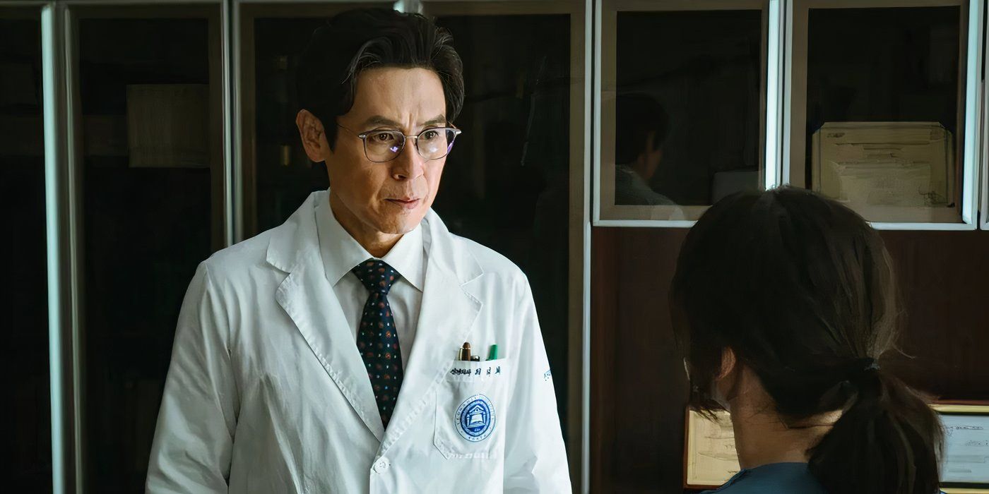 Dr. Choi Deok-hee talks seriously to someone in Hyper Knife season 1.