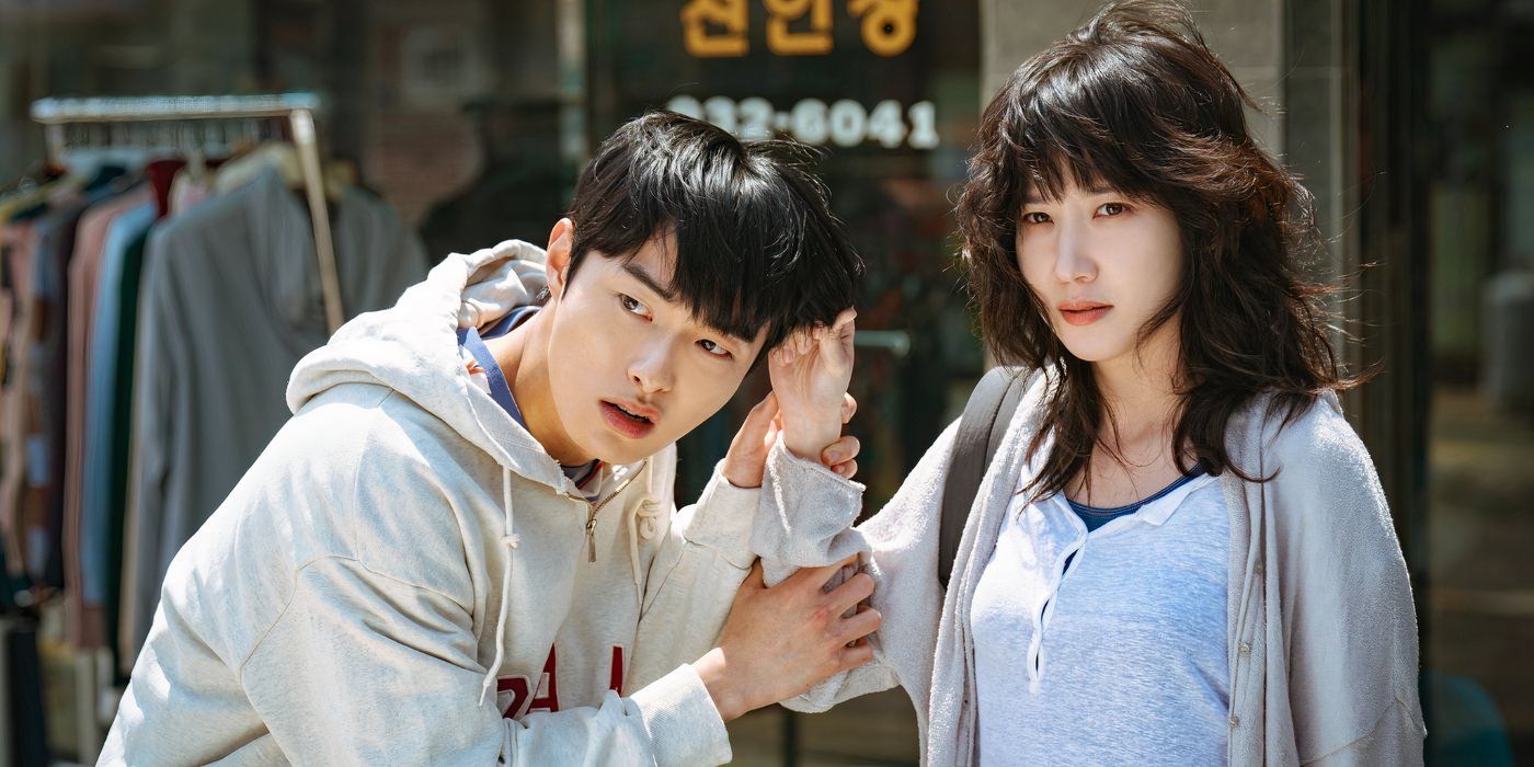 Seo Young-joo grabs Se-ok&rsquo;s wrist while looking on in Hyper Knife season 1