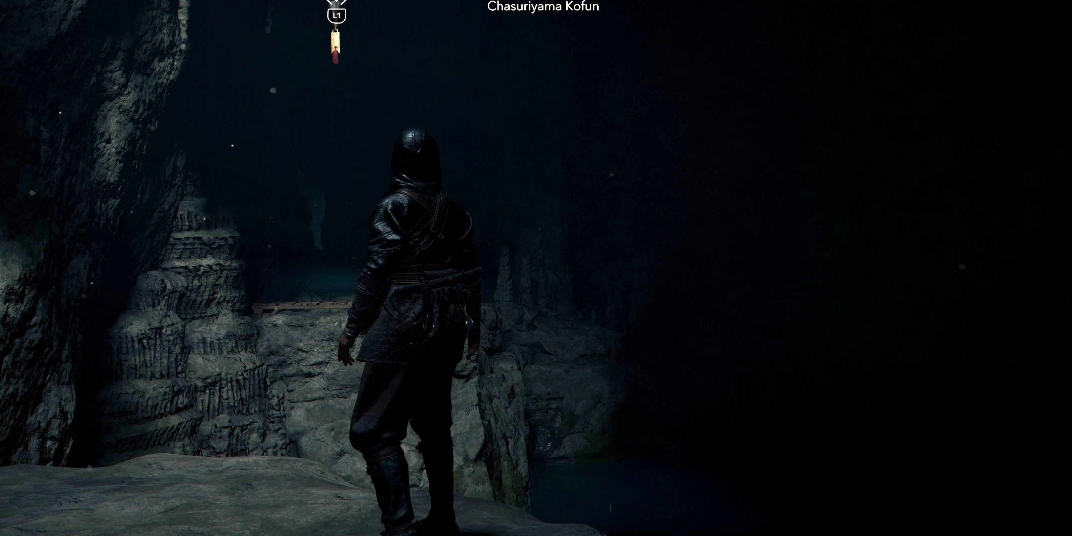 Naoe using her Grappling Hook in Chasuriyama Kofun in Assassin&rsquo;s Creed Shadows